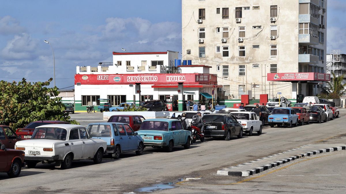 Más de seis horas para echar gasolina: cómo impactan en las calles de Cuba el bloqueo y las amenazas de Trump