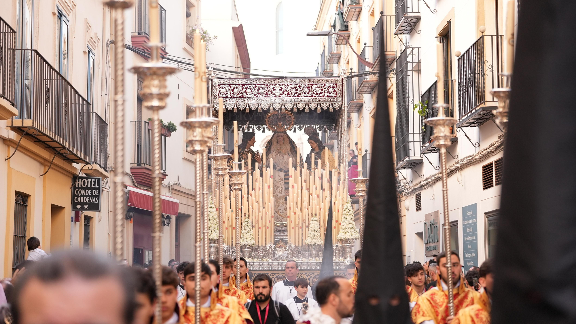 La procesión de la Hermandad del Santo Sepulcro, en imágenes