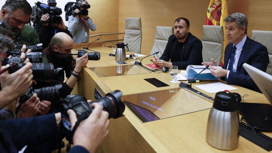 El líder del PP, Alberto Núñez Feijóo, antes de comparecer este lunes ante la comisión del Congreso