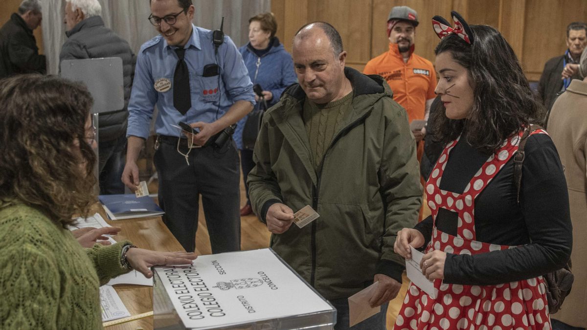Una persona disfrazada vota en un colegio electoral en Xinzo de Limia (Ourense), este domingo.