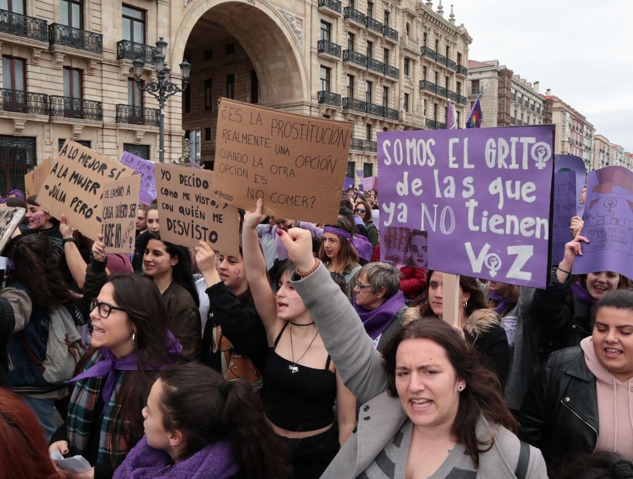Manifestación feminista por el 8M en Santander. | ANDRÉS HERMOSA