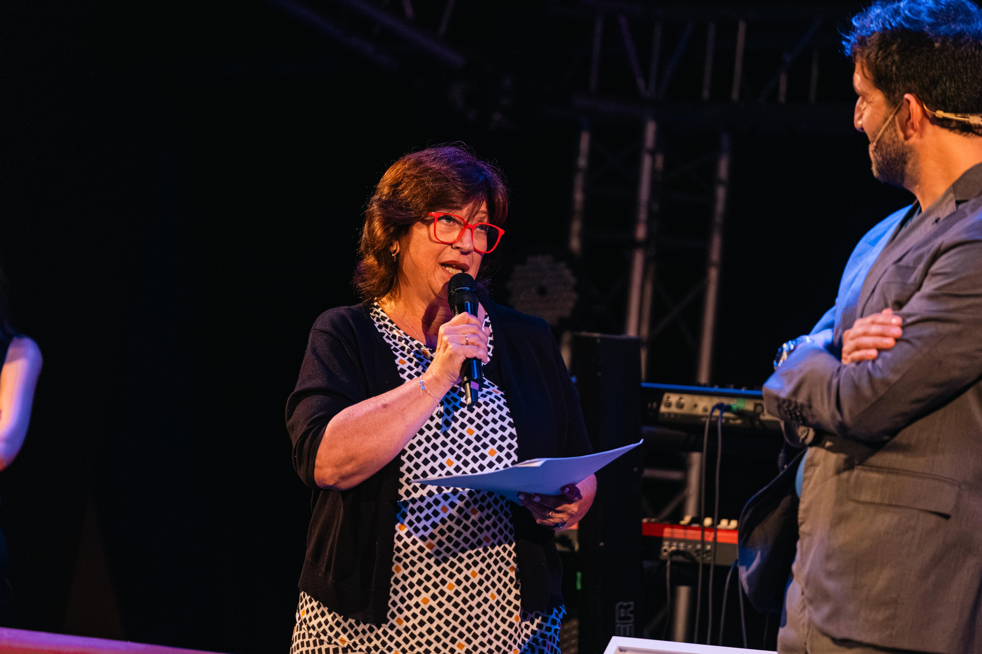 Verònica Cantó, presidenta de l'Acadèmia Valenciana de la Llengua, rep el premi d'Honor a la I Festa pel Valencià d'elDiario.es.