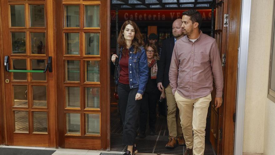 La portavoz de Podemos y eurodiputada, Isabel Serra, llega para atender a los medios junto a la eurodiputada del Bloco de Esquerda (Portugal) Catarina Martins; y el eurodiputado de Alianza de la Izquierda (Finlandia), Jussi Saramo.