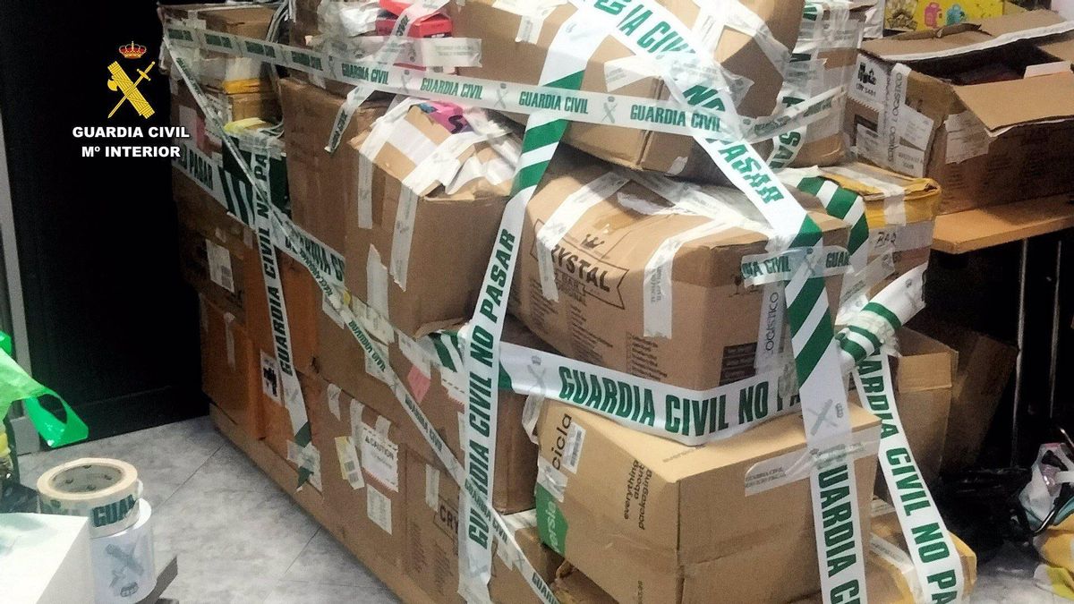 La mercancía, precintada por la Guardia Civil tras las inspecciones realizadas.