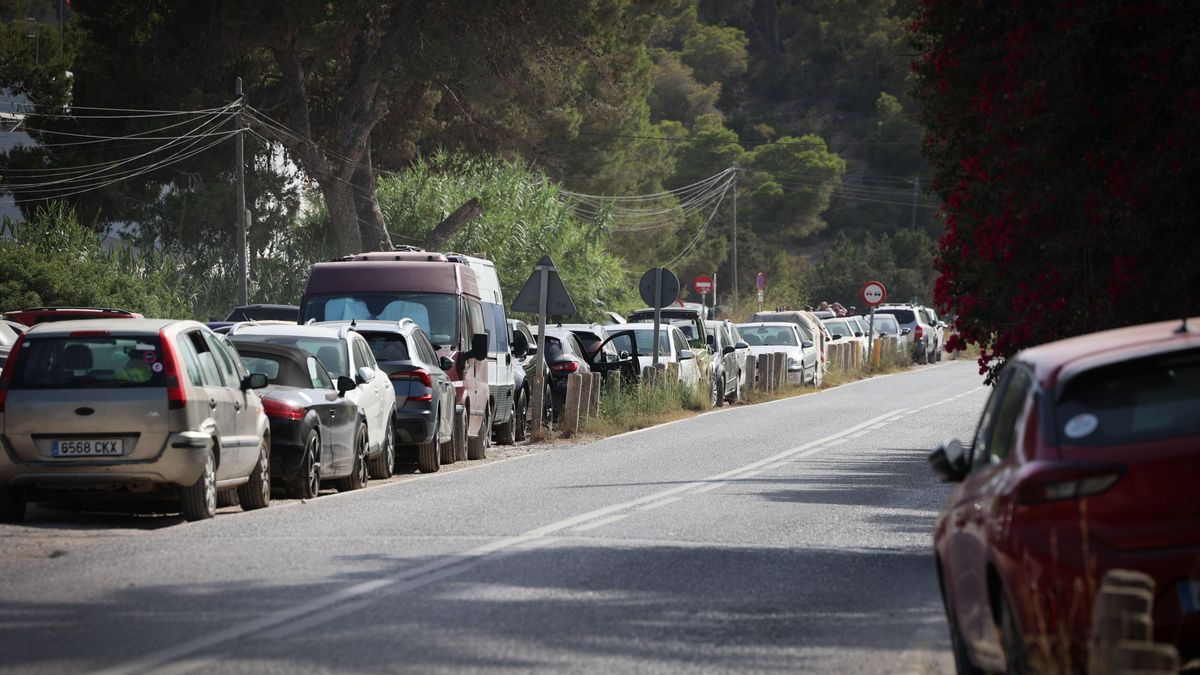 Filas de vehículos estacionados en los arcenes evidencian los problemas de movilidad y estacionamiento que denuncia el plan de gestión.
