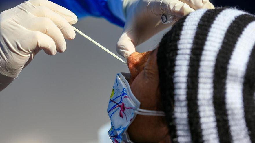 Una persona se realiza una prueba PCR en las instalaciones de la Prefectura de Pichincha, en Quito (Ecuador).