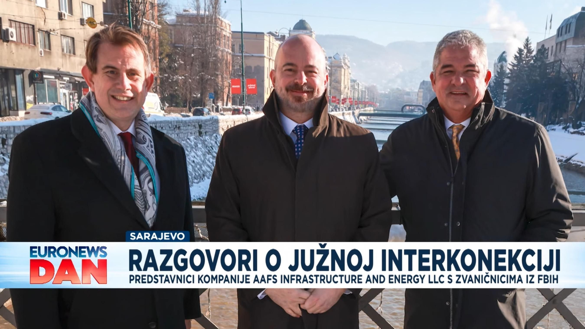 El encargado de negocios de la embajada de EEUU en Bosnia, John Ginkel, escoltado por Jesse Binnal y Joe Flynn, durante una visita a Sarajevo en enero, en una imagen difundida por Euronews en Bosnia y Herzegovina