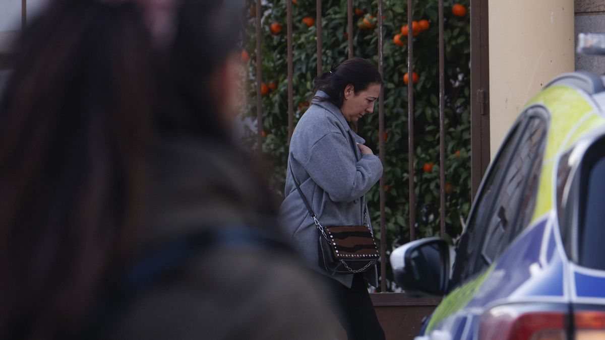 Familiares de algunas de las victimas son atendidas en el centro de información úbicado este lunes en Córdoba. 40 son las víctimas mortales tras el descarrilamiento y colisión este domingo de dos trenes en Adamuz (Córdoba). EFE/Salas