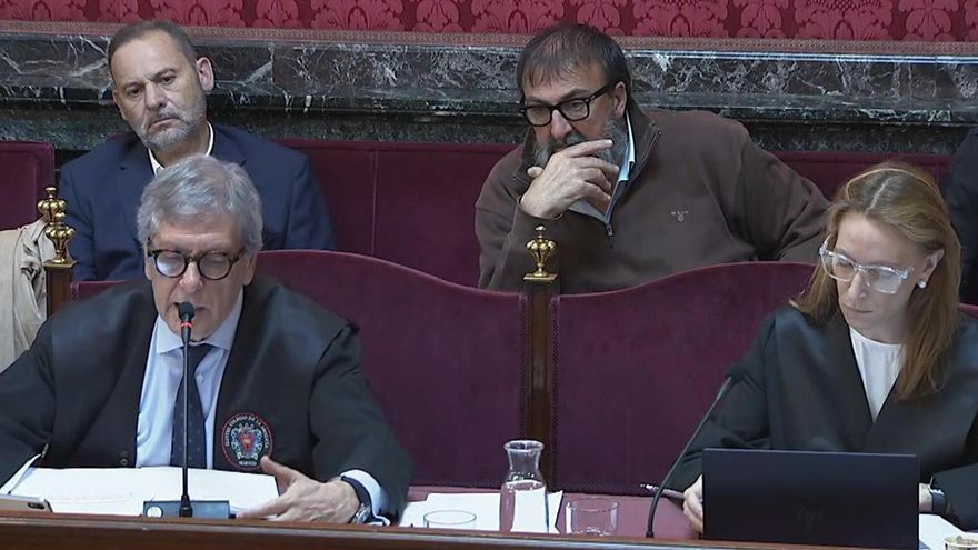 El exministro de Transportes José Luis Ábalos (i, atrás) y su exasesor Koldo García (d, atrás), durante su juicio en el Tribunal Supremo, el martes pasado. EFE/ Captura Señal T. Supremo SOLO USO EDITORIAL/SOLO DISPONIBLE PARA ILUSTRAR LA NOTICIA QUE ACOMPAÑA (CRÉDITO OBLIGATORIO)