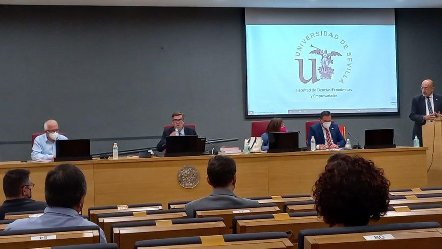 El profesor Luis Ángel Hierro defiende su plaza de catedrático de Economía en la Universidad de Sevilla.