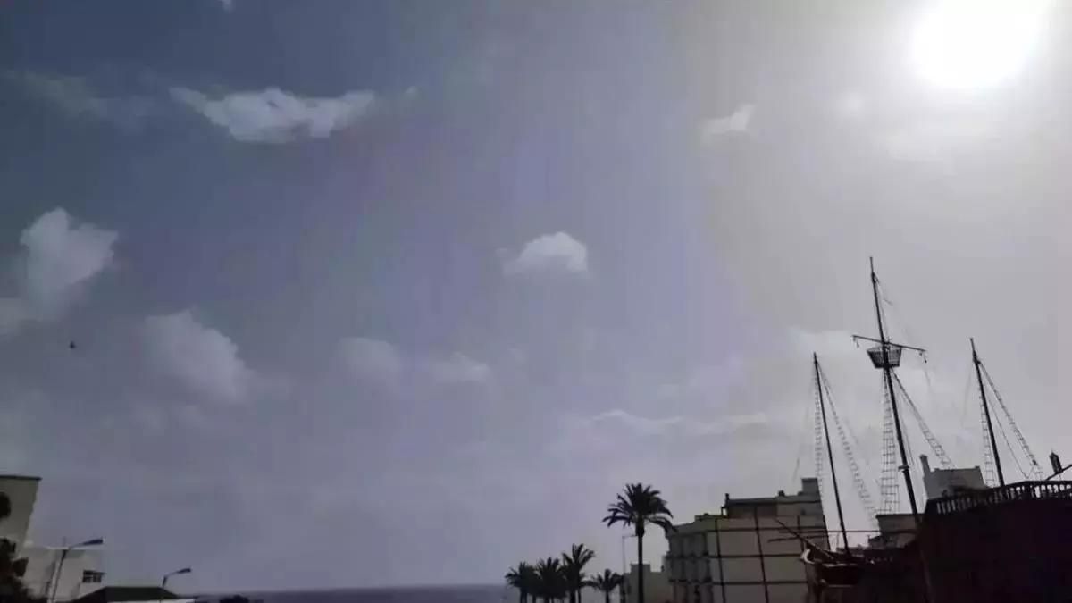 Imagen de archivo de un día poco nuboso y ligera calima en el este de La Palma. Imagen captada desde Santa Cruz de La Palma.
