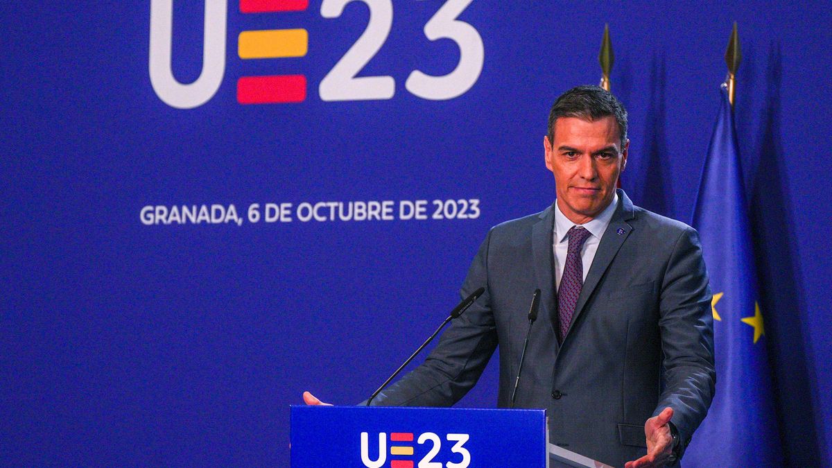 El presidente del Gobierno en funciones, Pedro Sánchez,  en la rueda de prensa posterior a la  reunión informal de Jefes de Estados o de Gobierno de la Unión Europea que asisten a la III Cumbre de la Comunidad Política Europea (CPE)..