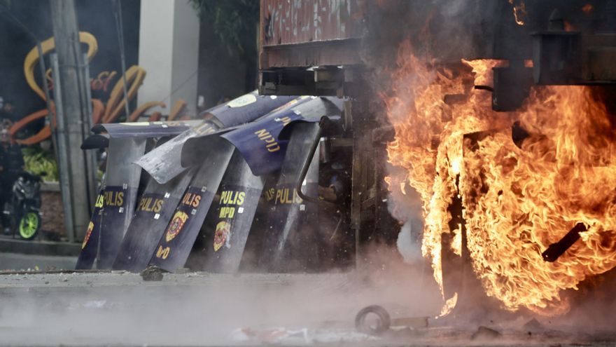 La ira contra la corrupción saca a decenas de miles de filipinos a la calle entre choques