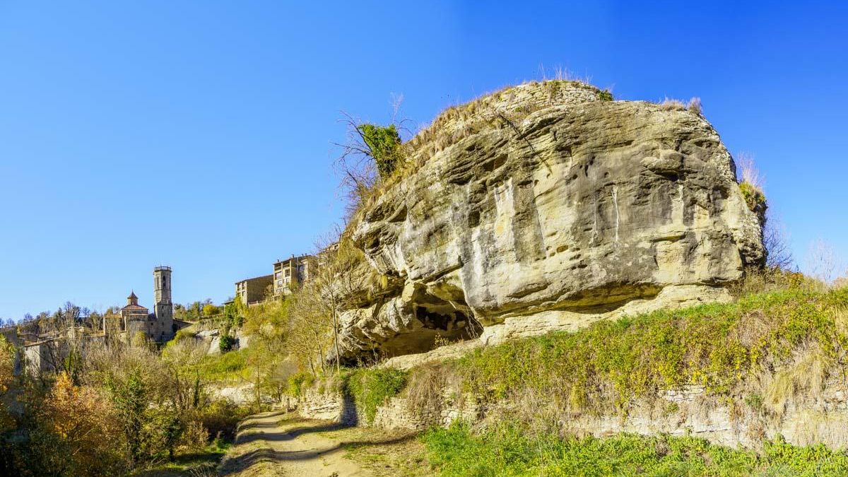 L'Agullola es uno de los peñascos más característicos del Collsacabra