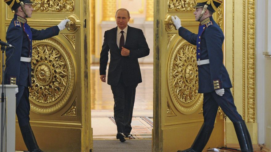 Imagen de Archivo del presidente ruso, Vladímir Putin, entrando en la Sala de San Jorge en el Gran Palacio del Kremlin, en Moscú (Rusia).
