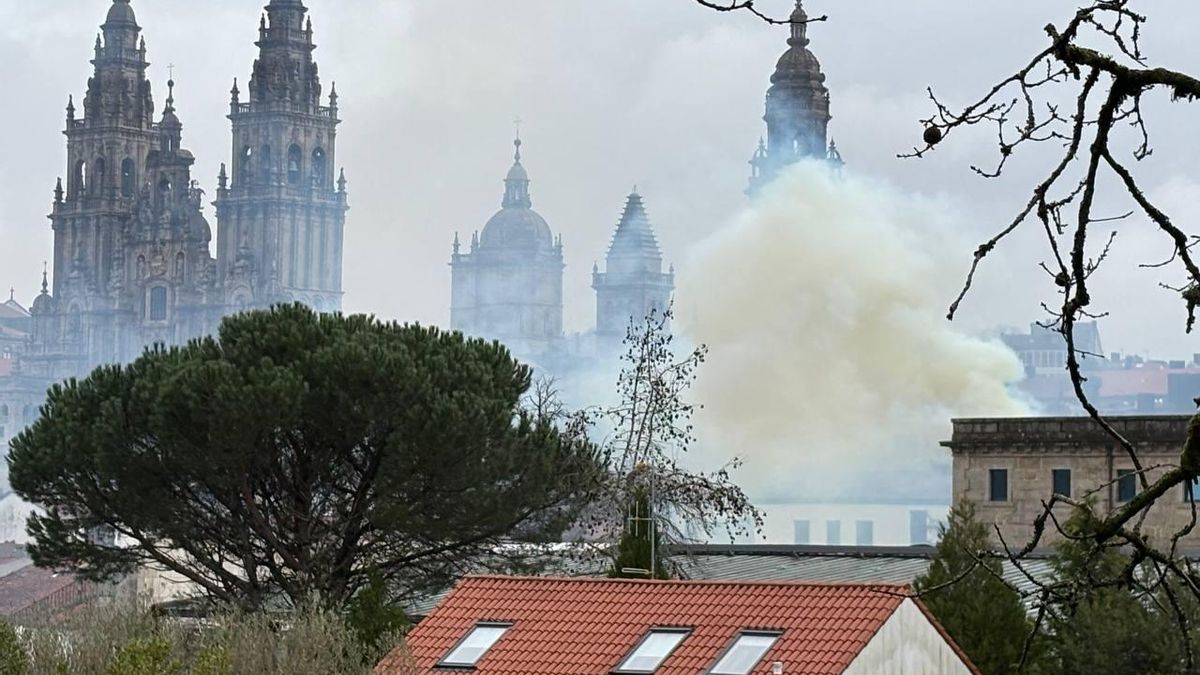 Desalojada a causa de un incendio la comisaría de la Policía Nacional de Santiago de Compostela