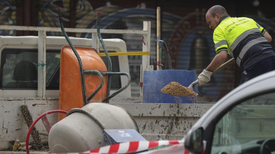 Un obrero trabaja en una obra en La Campana.