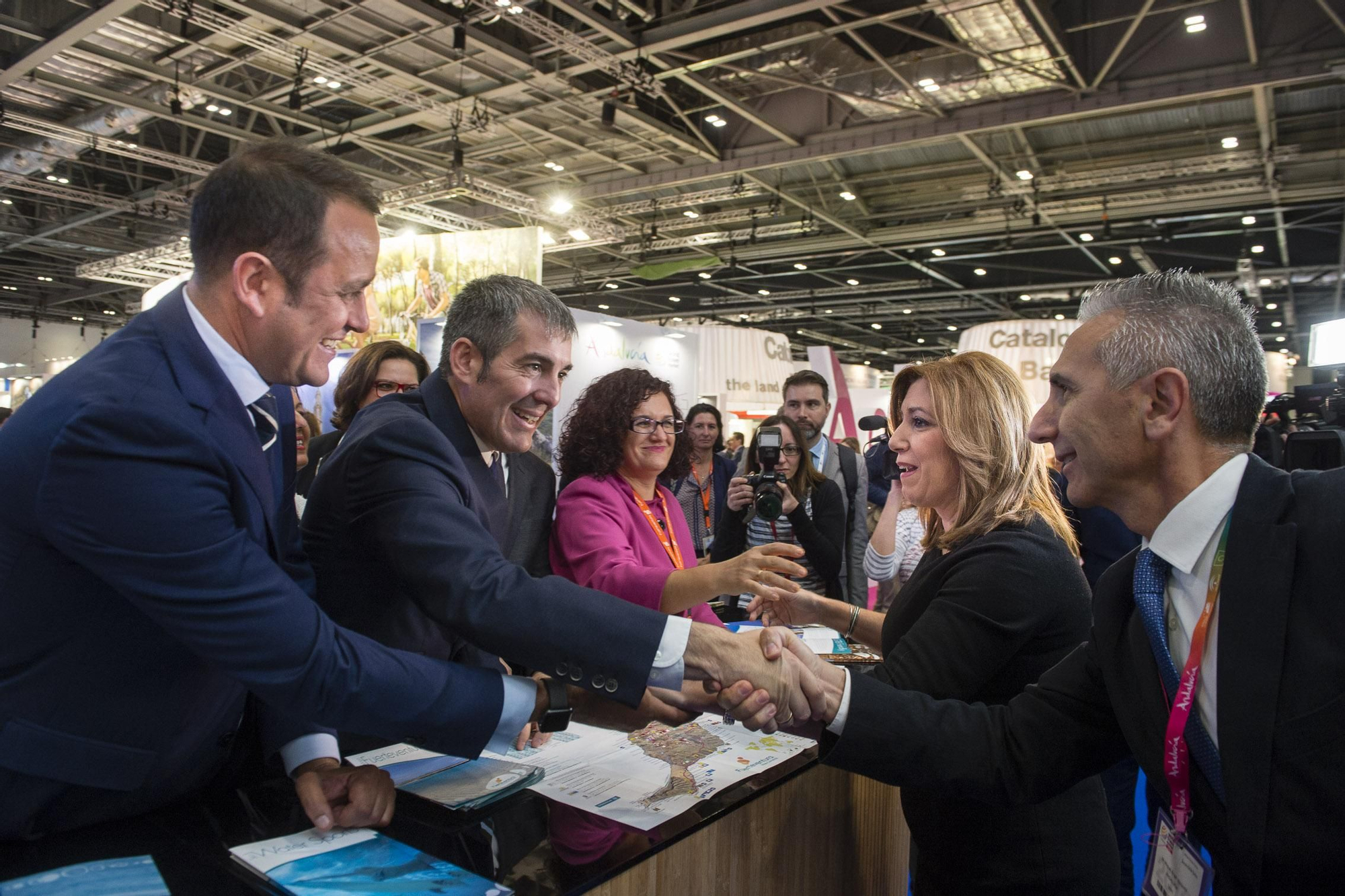 El presidente de Canarias, Fernando Clavijo, saluda en la WTM de Londres a la presidenta andaluza, Susana Díaz
