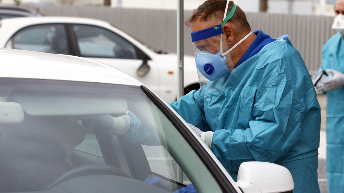 Dispositivo sanitario de la prueba test del PCR para detectar la infección por coronavirus a las personas desde su coche, instalado en el recinto de aparcamiento del centro de salud de la barriada La Roca, en Málaga, a 23 de enero de 2020.