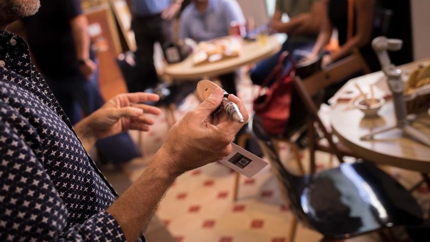 Rafa Molina mostrando un auténtico cuchillo canario