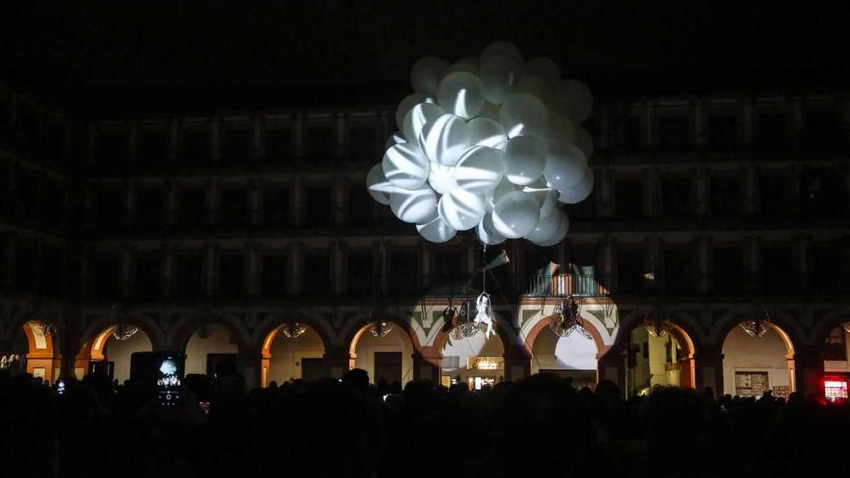 Espectáculo aéreo en la plaza de la Corredera