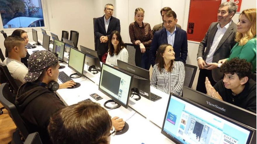 Un sofá de cachemir, 16 pufs o una mesa de 1.400 euros: las compras que investiga la jueza firmadas por una concejala y una asesora de Coalición Canaria