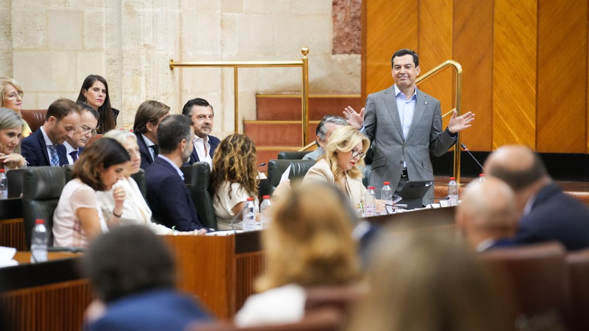 El presidente andaluz, Juan Manuel Moreno, en la sesión de control del Parlamento esta semana.
