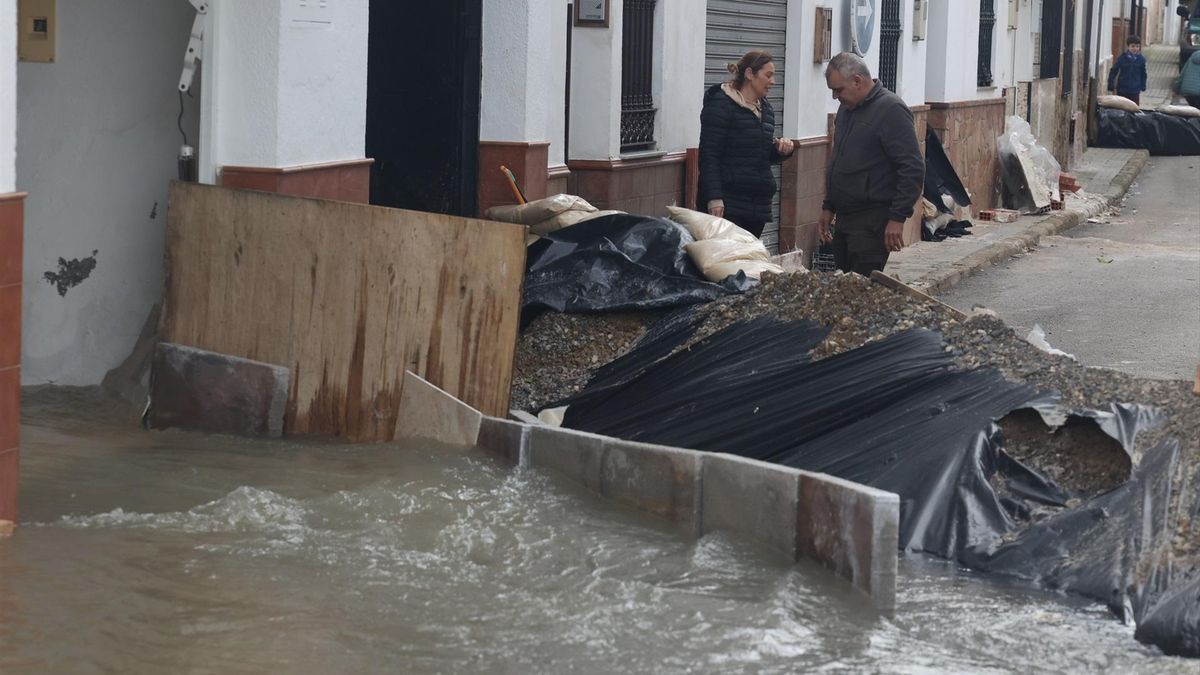 Diques estos días en Ubrique para proteger las calles del agua.