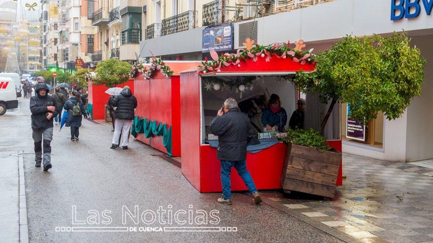 Accidente en el mercadillo navideño de Cuenca: una furgoneta impacta en una de las casetas y la voltea
