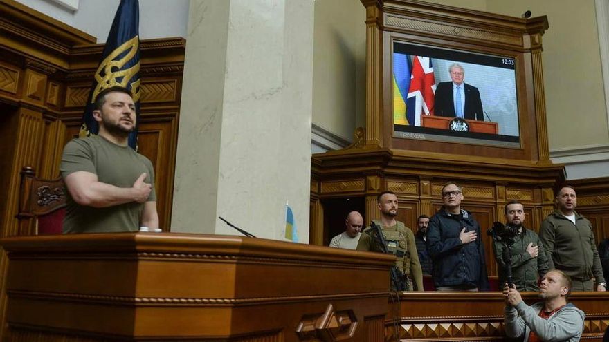 El presidente ucraniano, Volodímir Zelenski, durante la intervención de Boris Johnson en el Parlamento de Ucrania.