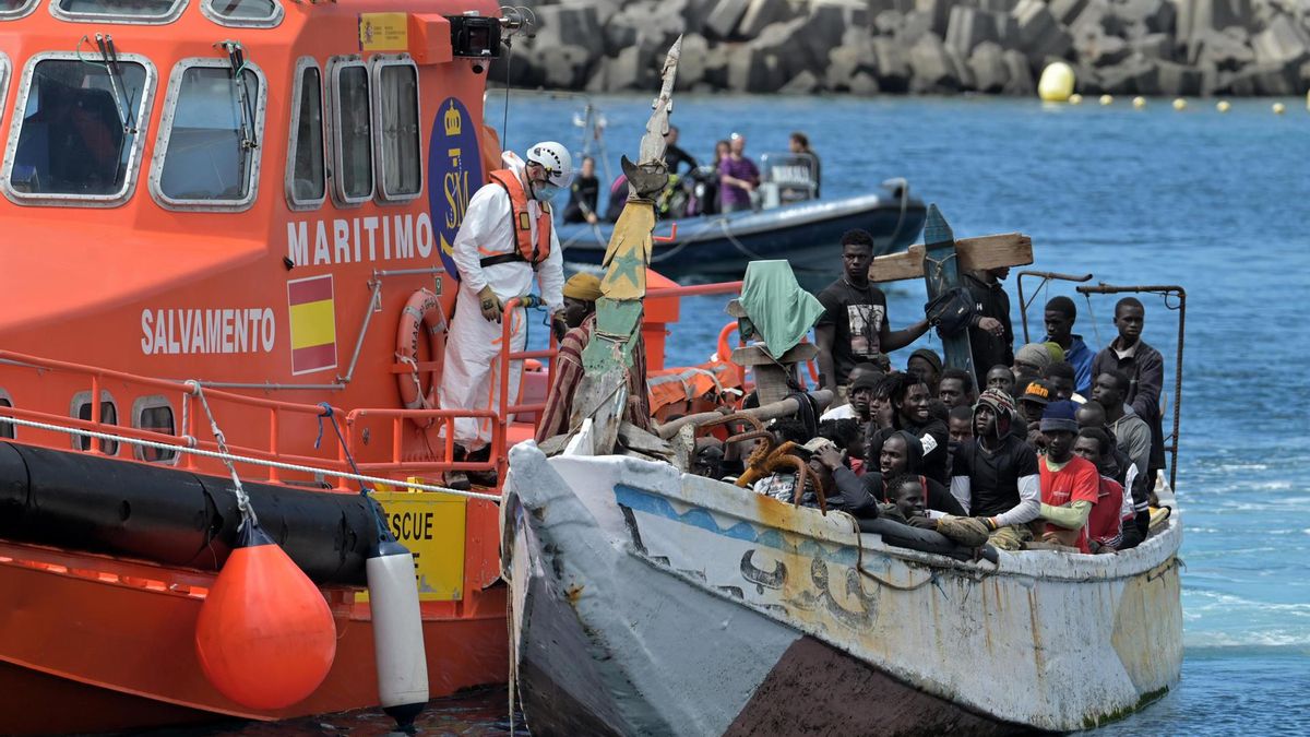 Llegada al puerto de La Restinga, de 70 migrantes rescatados este sábado por la embarcación de Salvamento Marítimo, Salvamar Adhara, en aguas cercanas a El Hierro.