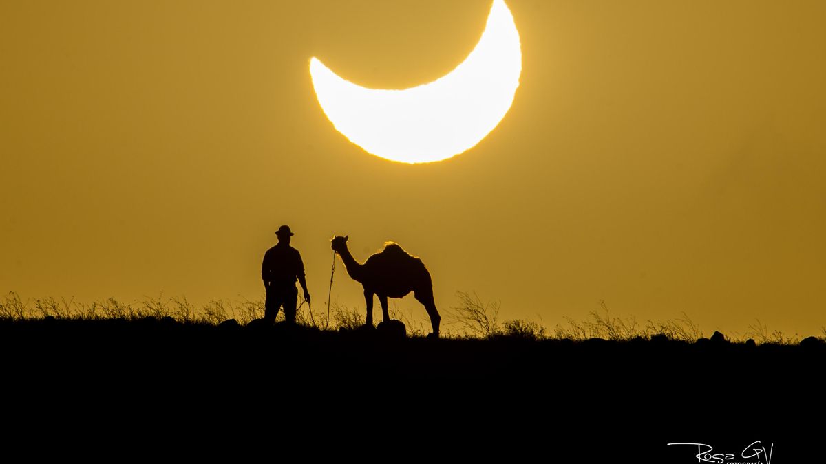 Camello y camellero durante el eclipse solar del dia 12 de Agosto de 2026. Autora: Rosa García