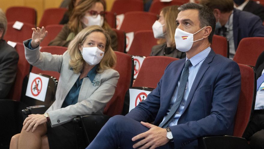 Sánchez y Calviño en un seminario celebrado el lunes en el Ministerio de Economía.