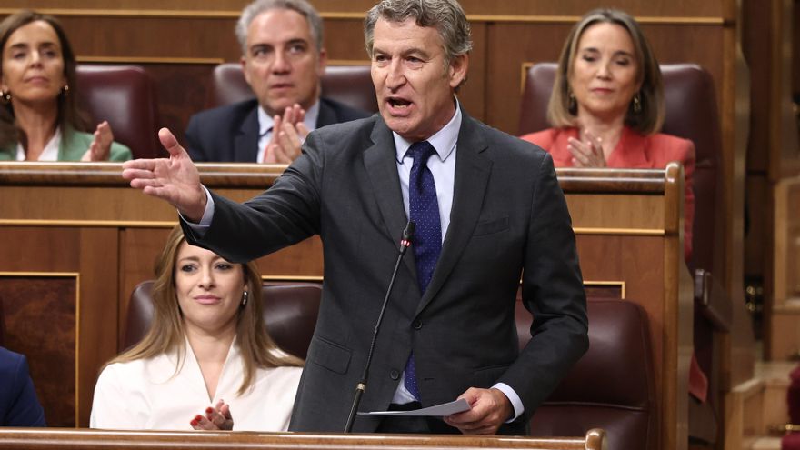 El presidente del Partido Popular, Alberto Núñez Feijóo, interviene durante una sesión de Control al Gobierno, en el Congreso de los Diputados, a 7 de octubre de 2025, en Madrid (España)