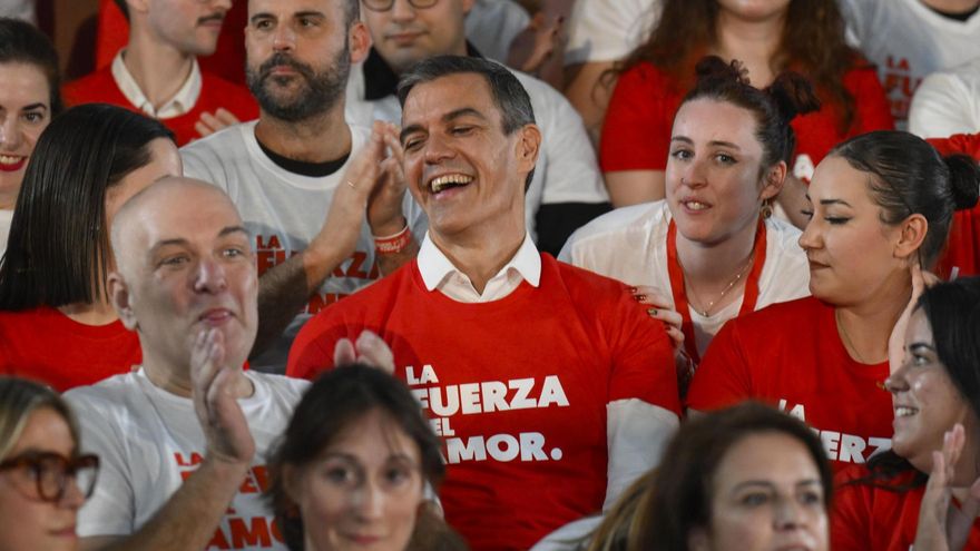 El presidente del Gobierno, Pedro Sánchez (c), participa en un acto de precampaña electoral celebrado este lunes en Gijón