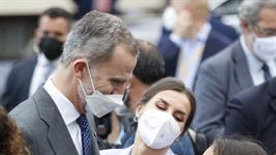 Los reyes de España, Felipe (i) y Letizia (c), saludan a los niños tras presidir el acto homenaje. (EFE/Juan Carlos Hidalgo)