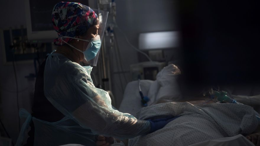 Personal sanitario atiende a un paciente afectado por la covid-19, en la Unidad de Cuidados Intensivos del Hospital Clínico de la Universidad de Chile, en Santiago (Chile). EFE/ Alberto Valdés/Archivo