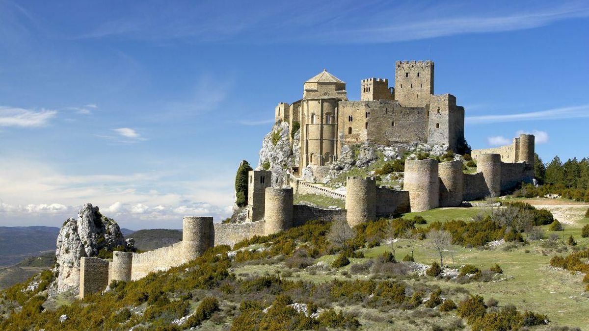 El castillo medieval mejor conservado de España, de estilo románico y en una ubicación privilegiada