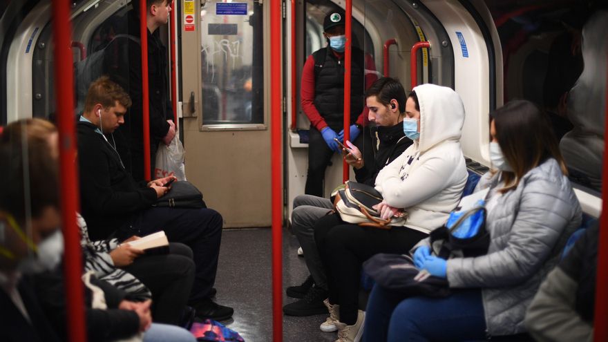 Pasajeros portan mascarillas en el metro de Londres
