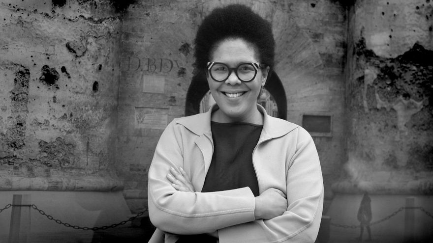 Djaimilia Pereira de Almeida va visitar recentment a València, on va parlar de la dona afroeuropea i el llocs de la memòria.