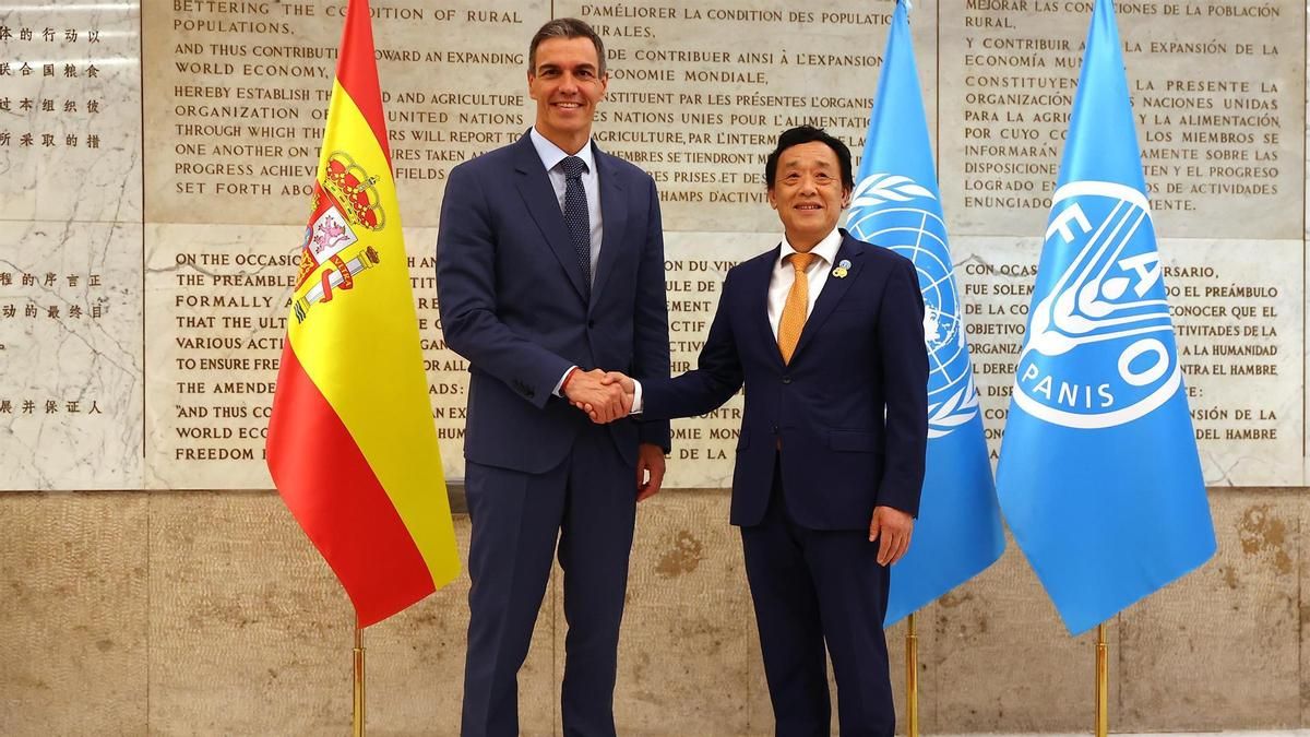 El presidente del Gobierno, Pedro Sánchez, y el director general de la FAO, Dongyu Qu, durante un encuentro en Roma de este martes.