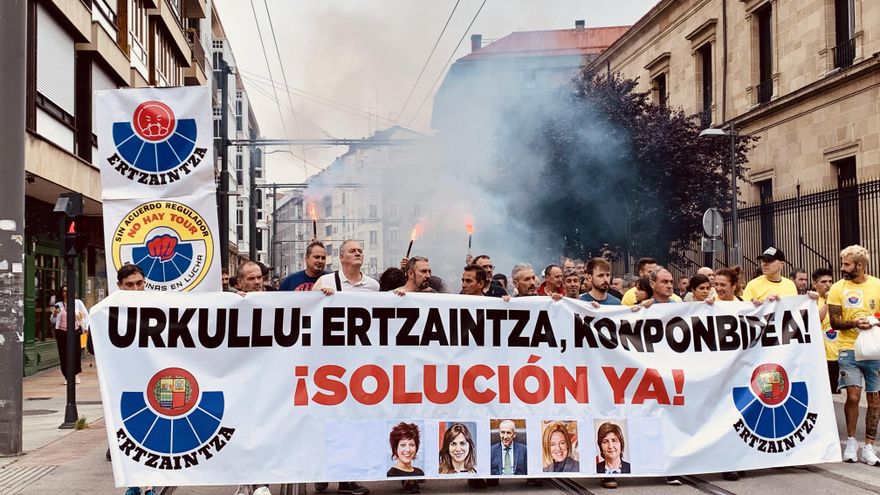 La movilización en la Ertzaintza lleva a la puerta de la Presidencia vasca la petición de subida salarial y recibe otro 'no'