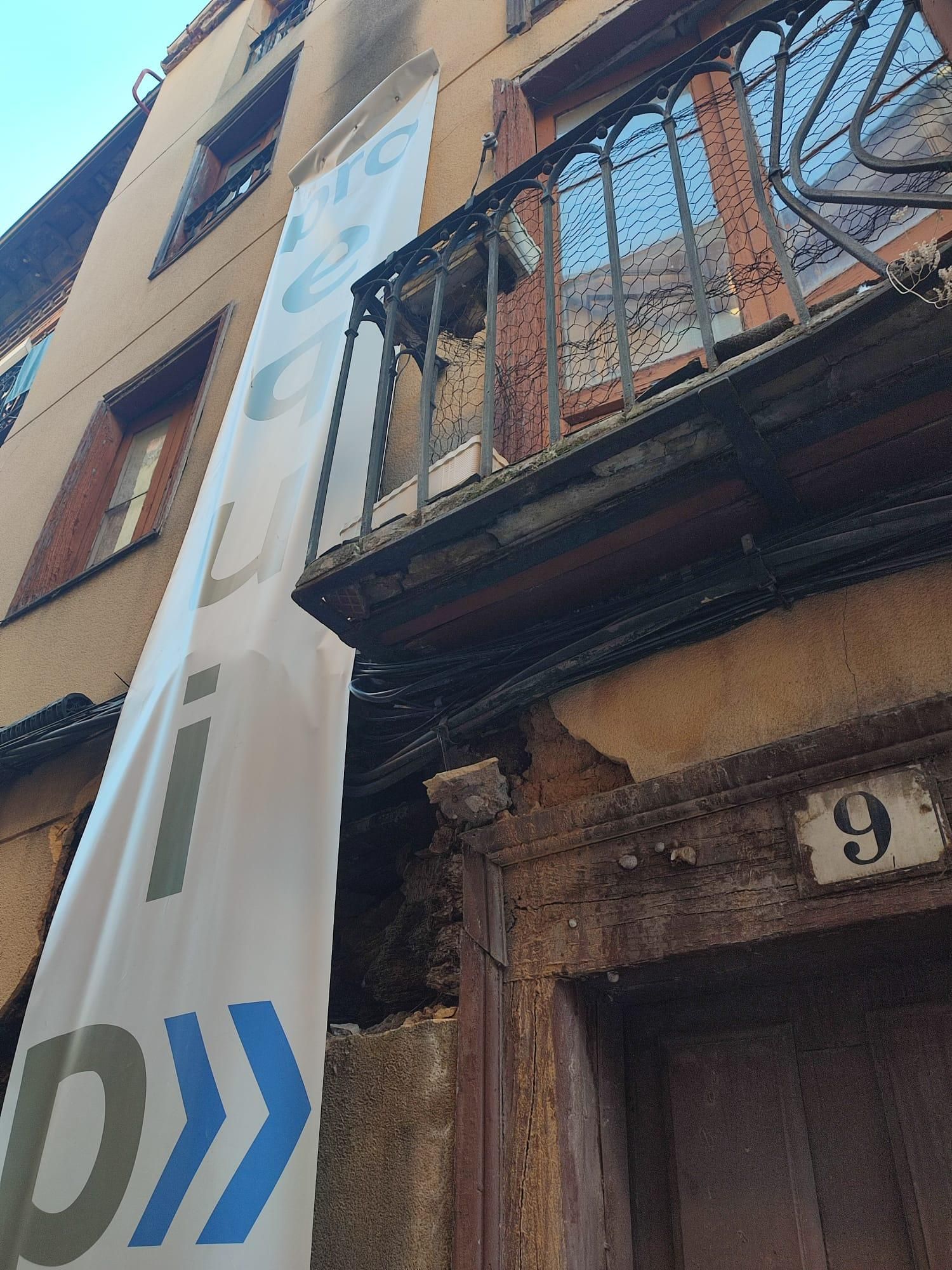 Daños visibles y elementos a punto de caer en la fachada del edificio en ruina de la calle Herreros.