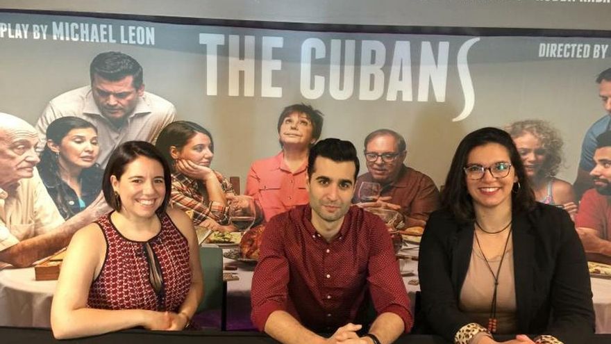 El autor de la obra "The Cubans" (Los cubanos), el dramaturgo cubano-estadounidense Michael León (c); la directora Victoria Collado (d), y la actriz Ashley Álvarez (i) posan para Efe este 20 de enero de 2020, durante una entrevista en Miami, Florida (EE.UU.).