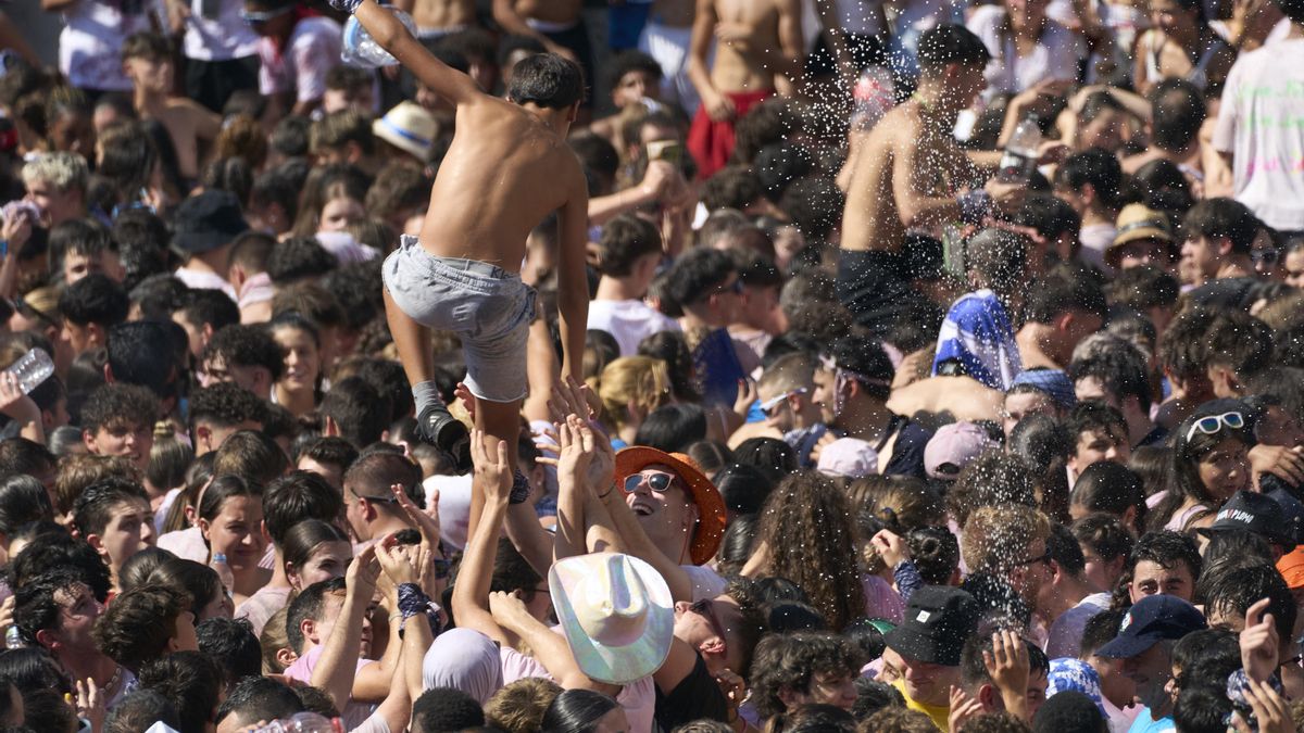 Jóvenes, durante la bajada de Celedón