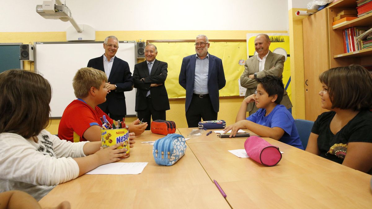 Ramón Ruiz, junto a su equipo, durante una visita el colegio María Sanz de Sautuola.