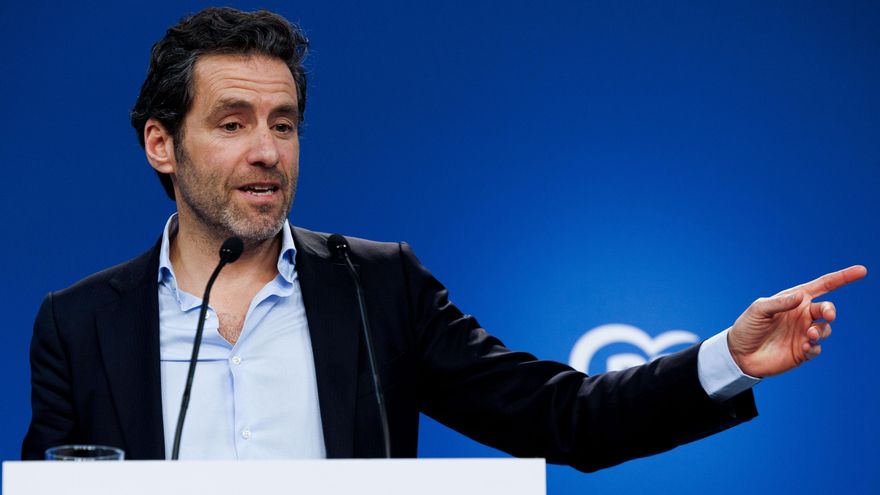 El nuevo portavoz de campaña del PP, Borja Sémper, durante la rueda de prensa este lunes en la sede de Génova en Madrid. EFE/Sergio Pérez