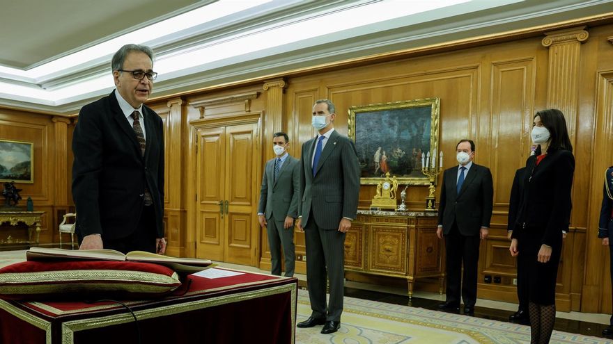 l nuevo ministro de Universidades, el catedrático Joan Subirats (i), promete el cargo ante el rey Felipe VI (c), el presidente del Gobierno, Pedro Sánchez (2i), y la ministra de Justicia, Pilar Llop, durante una ceremonia en el Palacio de la Zarzuela, este lunes.