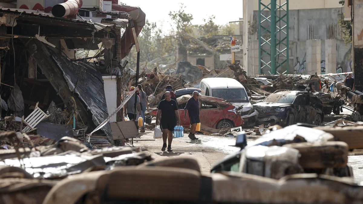Vista de una calle afectada en Paiporta, tras las fuertes lluvias causadas por la DANA. EFE/Manu Bruque