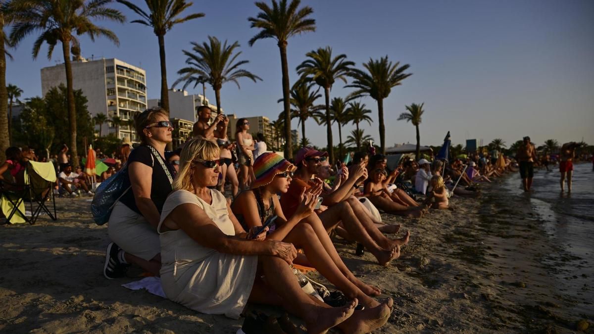 Expectación en la bahía de Palma, poco antes del eclipse.